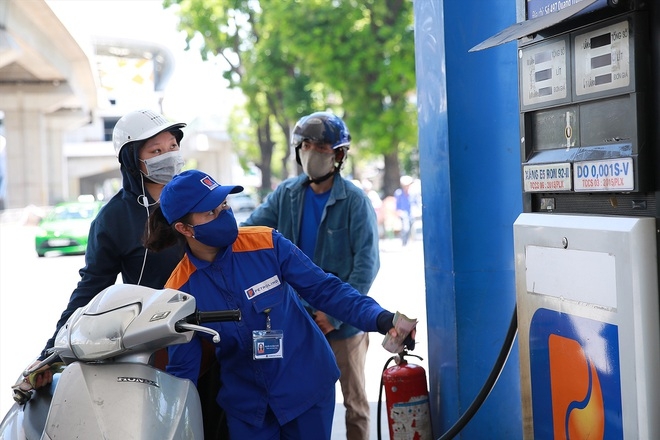 Giá xăng giữ nguyên lần thứ 2 liên tiếp từ 3 giờ chiều ngày 21/6