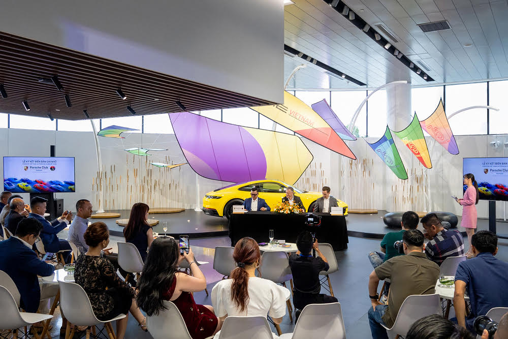 Porsche Việt Nam thực hiện lễ ký kết biên bản ghi nhớ (MOU) với PCVN tại trung tâm Porsche Sài Gòn.